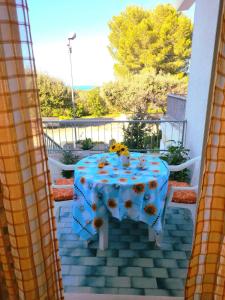サンタ・マリア・アル・バーニョにあるAppartamento Girasoleのバルコニーに青いテーブルクロス付きのテーブル