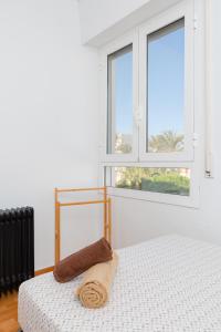 グラン・アラカントにあるINCREIBLE VISTAS - Grant Alacantのベッドルーム(ベッド1台、窓付)