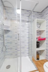グラン・アラカントにあるINCREIBLE VISTAS - Grant Alacantのバスルーム(ガラスドア付きのシャワー付)