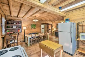 Dapur atau dapur kecil di Blairsville Cabin with Fire Pit, 7 Mi to Dtwn!