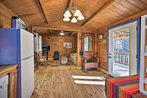 Kuchyň nebo kuchyňský kout v ubytování Rosman Vacation Rental with Charcoal Grill!