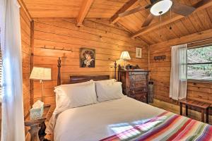 Postel nebo postele na pokoji v ubytování Rosman Vacation Rental with Charcoal Grill!