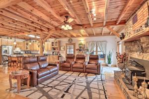 OcoeeMountain-View Ocoee Escape Near Lake Ocoee!的客厅配有皮革家具和石制壁炉