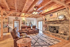 OcoeeMountain-View Ocoee Escape Near Lake Ocoee!的客厅配有皮革家具和石制壁炉