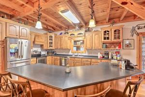 Mountain-View Ocoee Escape Near Lake Ocoee!的厨房或小厨房