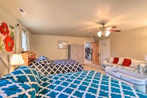 Mountain-View Ocoee Escape Near Lake Ocoee!客房内的一张或多张床位