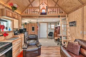 una cocina y una sala de estar con una cama elevada en una casa pequeña en Tennessee Tiny Home about 24 Mi to Nashville, en Greenbrier