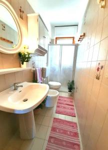 サンタ・マリア・アル・バーニョにあるAppartamento Girasoleのバスルーム(洗面台、トイレ、鏡付)