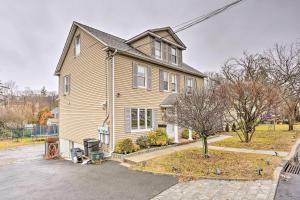 une grande maison avec une allée en face de celle-ci dans l'établissement Charming Mamaroneck Home about 22 Mi to Manhattan, 