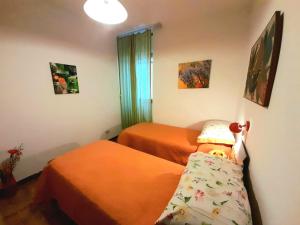 サンタ・マリア・アル・バーニョにあるAppartamento Girasoleの小さなベッドルーム(ベッド2台、窓付)