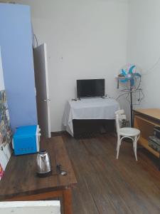 1 dormitorio con 1 cama, 1 mesa y 1 silla en Corazón de Recoleta en Buenos Aires