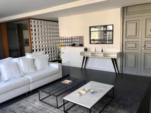 リオデジャネイロにあるIpanema com Todo Confortoのリビングルーム(白いソファ、テーブル付)
