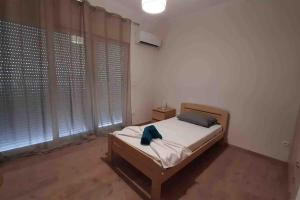 een slaapkamer met een bed in een kamer met ramen bij Sea View Condo in Chios
