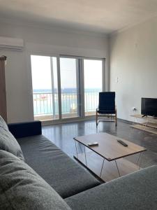 een woonkamer met een bank en een salontafel bij Sea View Condo in Chios