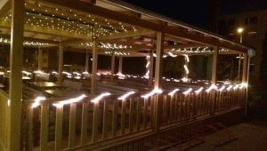 una terraza con luces de Navidad en un edificio en Pension PAVIR, en Židlochovice