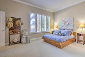 una camera da letto con un letto blu e una finestra di Santa Rosa Home with Private Pool and Tennis Court a Santa Rosa Altre 50 foto