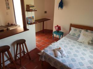 a bedroom with a bed with towels on it at Chalé Flor do Ser in Canoa Quebrada