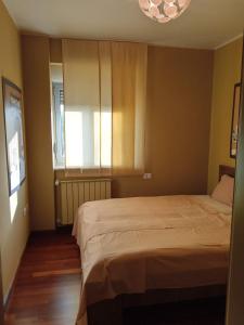 1 dormitorio con cama y ventana en Apartment Laura, en Pula