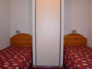 a room with two beds and a closet with two beds at Appartement cosy avec balcon, 300m du centre, proche commerces et pistes, piscine chauffée - FR-1-464-157 in Pralognan-la-Vanoise