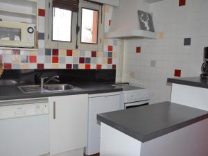 Una cocina o zona de cocina en Appartement Pralognan-la-Vanoise, 3 pièces, 6 personnes - FR-1-464-154