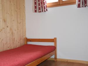 A bed or beds in a room at Appartement Pralognan-la-Vanoise, 3 pièces, 3 personnes - FR-1-464-183