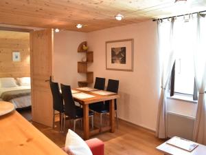 普拉洛尼昂拉瓦努瓦斯Appartement en centre-ville, proche des pistes, 4 personnes - FR-1-464-191的一间带桌椅和床的餐厅