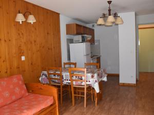 Η κουζίνα ή μικρή κουζίνα στο Appartement cosy avec piscine, proche centre et téléphérique - 4 pers. - FR-1-464-165