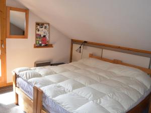a bedroom with a large white bed in a room at Appartement Pralognan-la-Vanoise, 4 pièces, 6 personnes - FR-1-464-193 in Pralognan-la-Vanoise