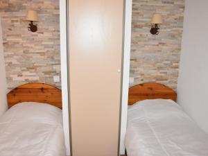 a mirror between two beds in a bedroom at Appartement Confort 4 Pers., Balcon, Piscine, Près Centre & Téléphérique - FR-1-464-200 in Pralognan-la-Vanoise +11 photos