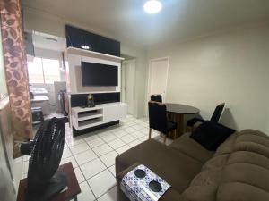 uma sala de estar com um sofá e uma mesa em Apto refugio 304 em Sao Luis - MA em São Luís