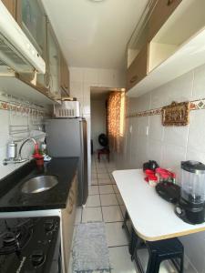uma pequena cozinha com um lavatório e um frigorífico em Apto refugio 304 em Sao Luis - MA em São Luís