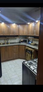 O bucătărie sau chicinetă la 3 Bedroom Luxury Apartment at the Heart of Cairo