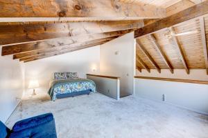 Schlafzimmer mit einem Bett und Holzdecken in der Unterkunft Lakeview Serenity in Incline Village