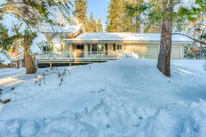 ein schneebedecktes Haus mit einem Hof in der Unterkunft Lakeview Serenity in Incline Village