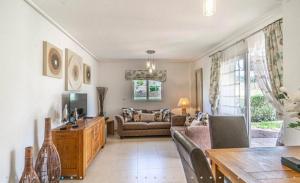 ein Wohnzimmer mit Sofa und Tisch in der Unterkunft Hacienda Riquelme Golf Resort Ground Floor Apartment in Sucina