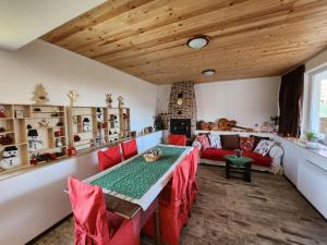 - un salon avec une table et des chaises rouges dans l'établissement Villa "Old Station", à Vetren Dol