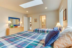 1 dormitorio con 2 camas y ventana en Shoal Bay Luxury Home, en Port Stanley