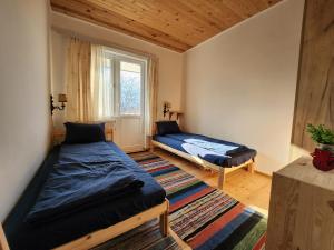 - une chambre avec 2 lits et une fenêtre dans l'établissement Villa "Old Station", à Vetren Dol