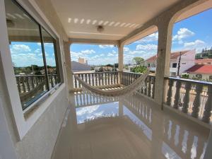 a balcony with a hammock and a view of the city at Estilo e conforto em região central, Foz do Iguaçu in Foz do Iguaçu