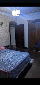 Un pat sau paturi într-o cameră la 3 Bedroom Luxury Apartment at the Heart of Cairo