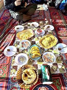 una mesa con platos de comida encima en Nile Felucca Adventure en Asuán