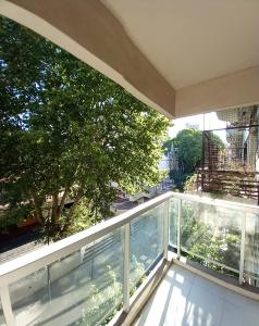 balcón con vistas a un árbol en Apartamento 1937 a estrenar en Recoleta en Buenos Aires