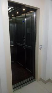 un pasillo con un gran ascensor negro en un edificio en Apartamento 1937 a estrenar en Recoleta en Buenos Aires