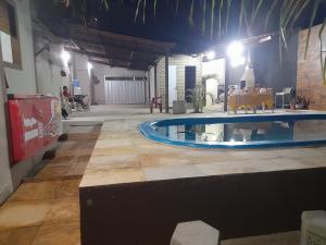 una piscina en medio de una habitación en Casa L&A en Aracati