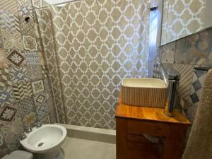 Casa Nekay في سان لورينزو: حمام فيه مغسلة ومرحاض