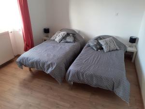 Łóżko lub łóżka w pokoju w obiekcie La cantinière