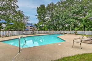 una piscina con 2 sillas y un banco en Lincoln Condo with Resort Amenities and Mountain Views en Lincoln
