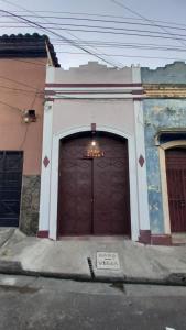 un edificio con una gran puerta de garaje marrón en Casa Vieja Guest House en Santa Ana