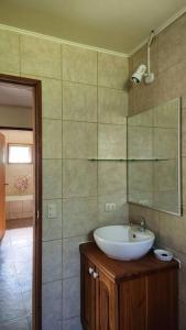 a bathroom with a sink and a mirror at Casa con acceso privado al río in Villarrica