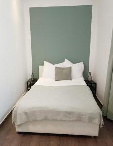 a bedroom with a white bed with white pillows at 3 bedrooms with ensuite bathrooms in Vienna